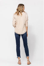 Load image into Gallery viewer, Judy Blue Mid-Rise Relaxed Fit Jeans
